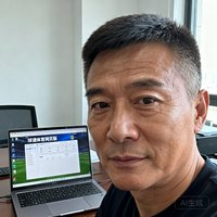 一位中年男性球迷头像，短发干练，背景是办公室环境，桌上放着笔记本电脑显示球速体育网页版界面